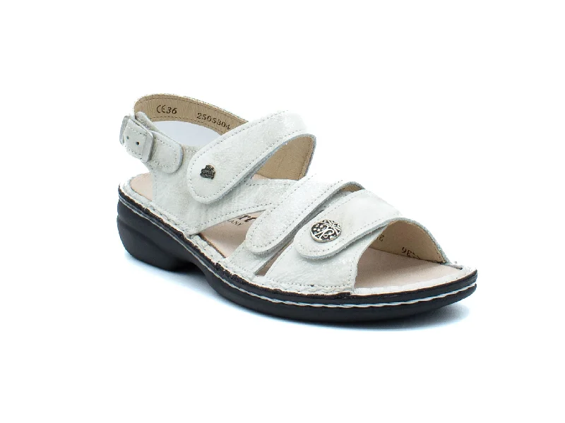 Women's Sandals with a Glitter - Coated Strap in Gold for a Sparkly Summer Outfit Women's Sandals with a Glitter - Coated Strap in Gold for a Sparkly Summer Outfit Women's Sandals with a Glitter - Coated Strap in Gold for a Sparkly Summer Outfit FINN COMFORT 2562