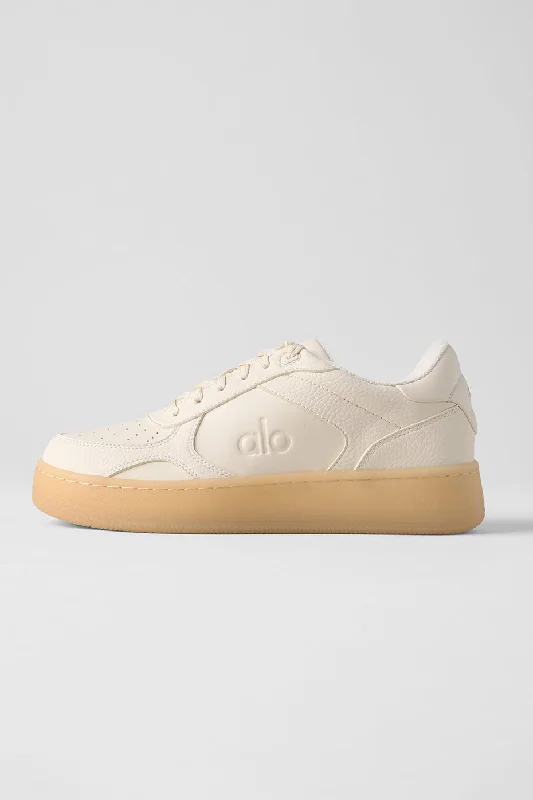 Retro - Style Women's Sneakers in Pastel Colors for a Nostalgic and Fashionable VibeAlo Recovery Mode Sneaker - Clay