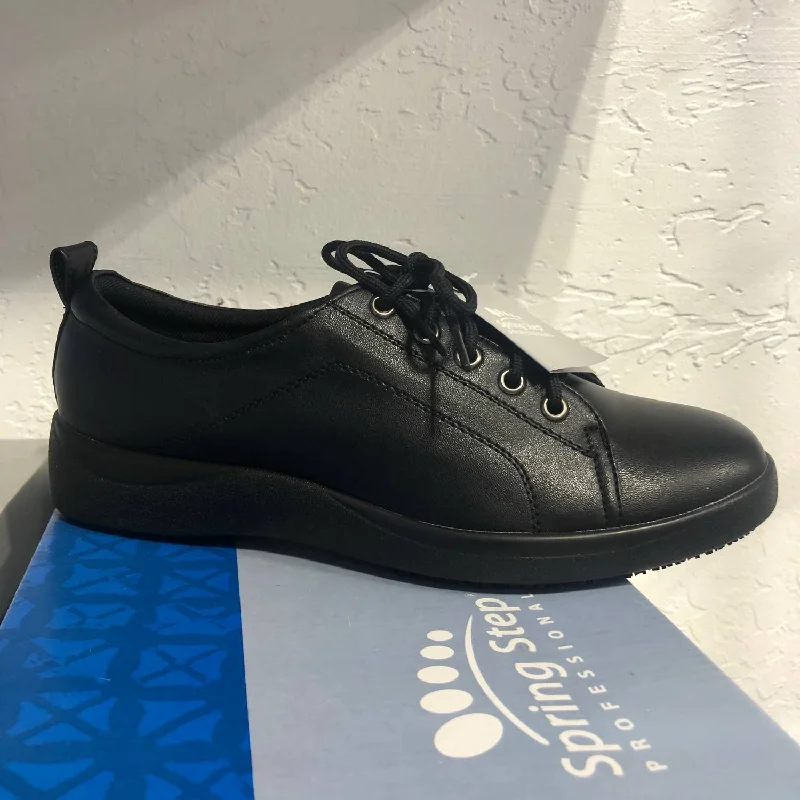 Chunky - Sole Women's Platform Sneakers in White for a Trendy Street Style LookWiress Lace-Up Sneakers Nurse Shoes In Black